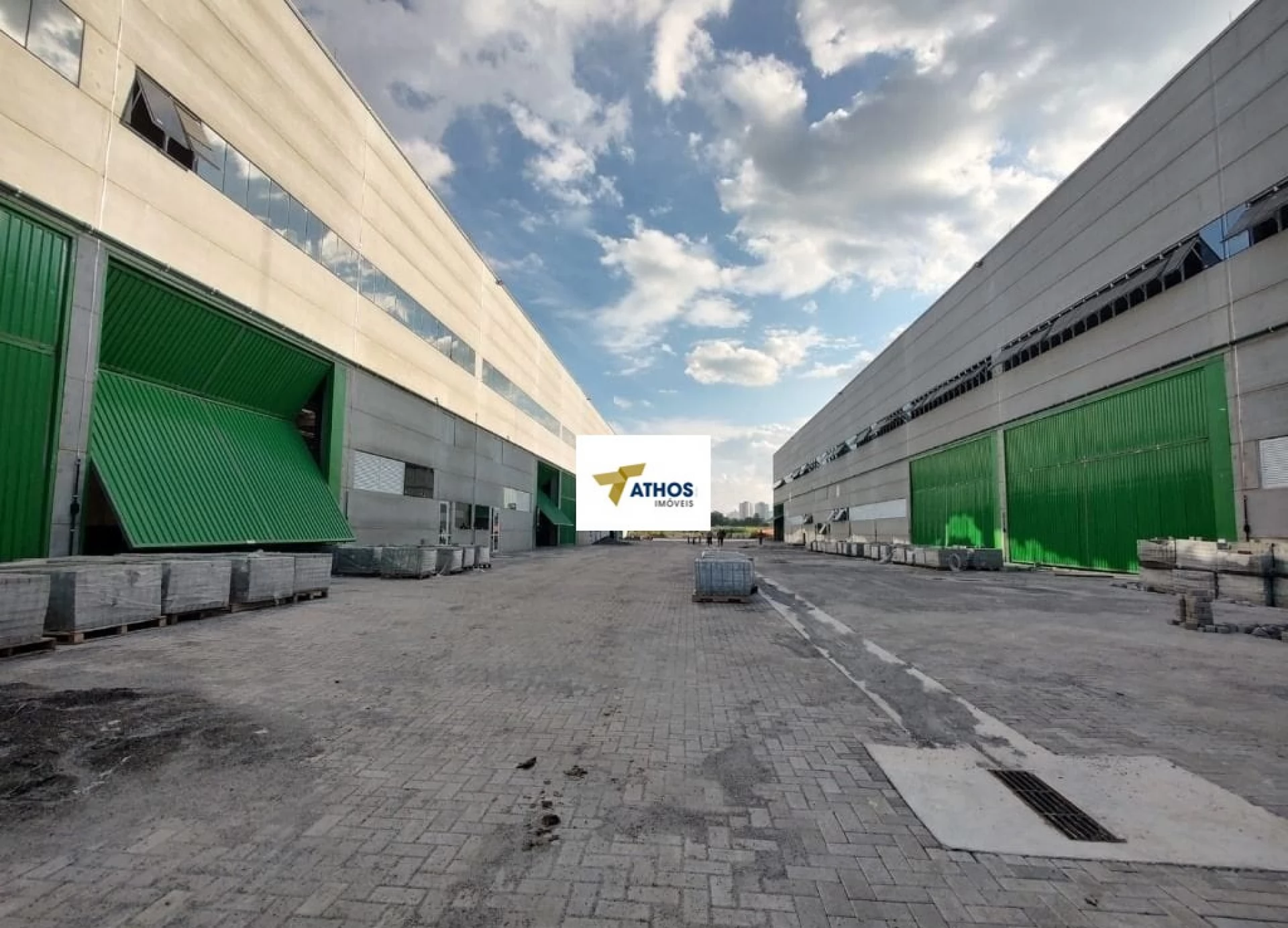 Galpão Logístico para aluguel tem 1192 metros quadrados em Parque Jaçatuba - Santo André - SP - 